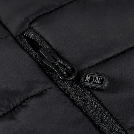 Detalje af M-Tac Stalker Gen.III Jakke med YKK lynlås og M-Tac logo, fokuserer på jakkeens aggressive og moderne design.