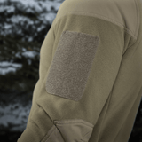 M-Tac Combat Fleece Polartec Jakke med velcropaneler og avanceret materialedesign, perfekt til taktisk og casual brug i alle vejrforhold.
