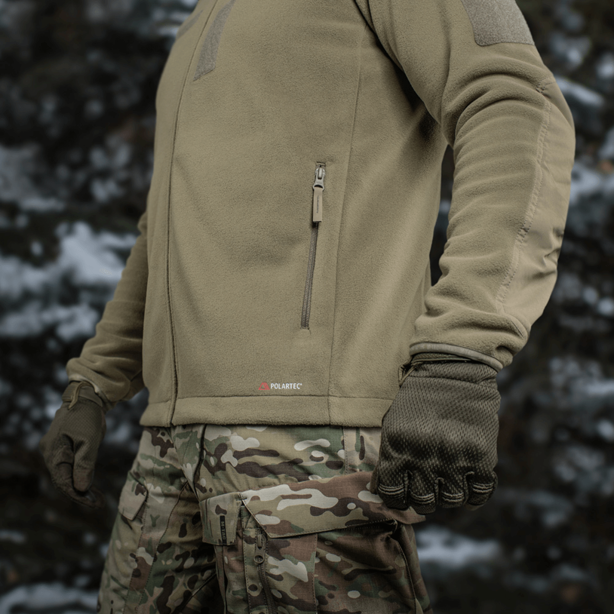 M-Tac Combat Fleece Polartec Jakke i brug, viser YKK lynlåse og taktisk design, ideel til outdoor og taktisk brug.