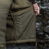 M-Tac Combat Fleece Polartec Jakke med indre mesh-foring, viser YKK lynlåse og robuste materialer for taktisk og casual brug.