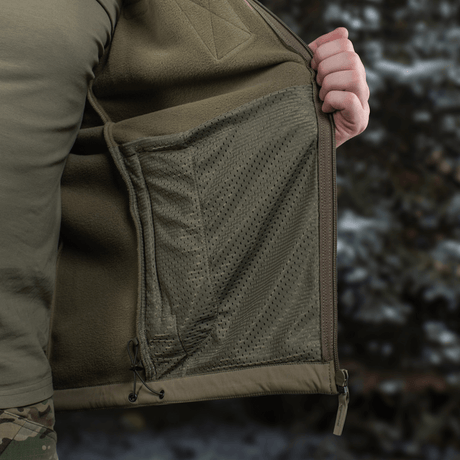 M-Tac Combat Fleece Polartec Jakke med indre mesh-foring, viser YKK lynlåse og robuste materialer for taktisk og casual brug.