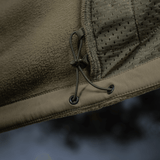 Nærbillede af M-Tac Combat Fleece Polartec Jakke med vind- og strækbare indsatser. Detalje af YKK lynlås og meshindsats.