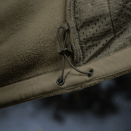 Detaljebillede af M-Tac Combat Fleece Polartec Jakke med snørelukning og meshindsats.