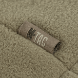 Nærbillede af M-Tac Combat Fleece Polartec Jakke med mærke på fleece materialet, fremhæver kvalitet og design.