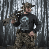 M-Tac Raglan Odin Mystery båret af mand i taktisk gear i skovmiljø.