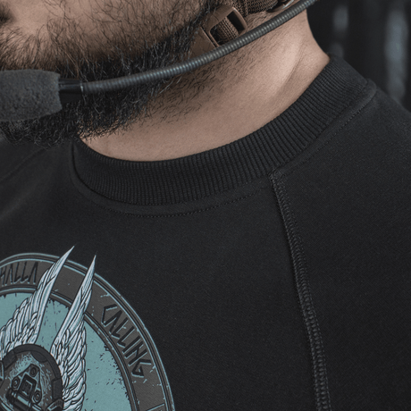 Mand iført M-Tac Raglan Odin Mystery, design med Odin motiv, sort raglan med komfortable materialer til afslappet stil.