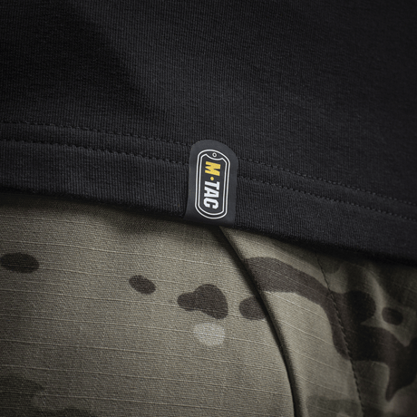 Detalje af M-Tac Raglan Odin Mystery med tydeligt M-Tac logo, sort kant på sejlrib, kombineret med camouflageprint bukser.