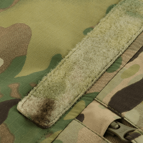 Detalje af M-Tac Alpha Gen.IV Pro Primaloft Vinterjakke med original Multicam-mønster og slidstærkt velcrolukning.