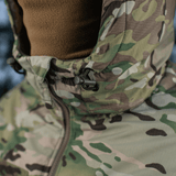 M-Tac Alpha Gen.IV Pro Primaloft Vinterjakke med Multicam design viser detaljer som premium vandafvisende stof og holdbare lynlåse.