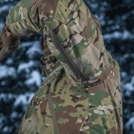 M-Tac Alpha Gen.IV Pro Primaloft Vinterjakke i Multicam, viser detalje af vandafvisende lynlåse og slidstærke materialer.