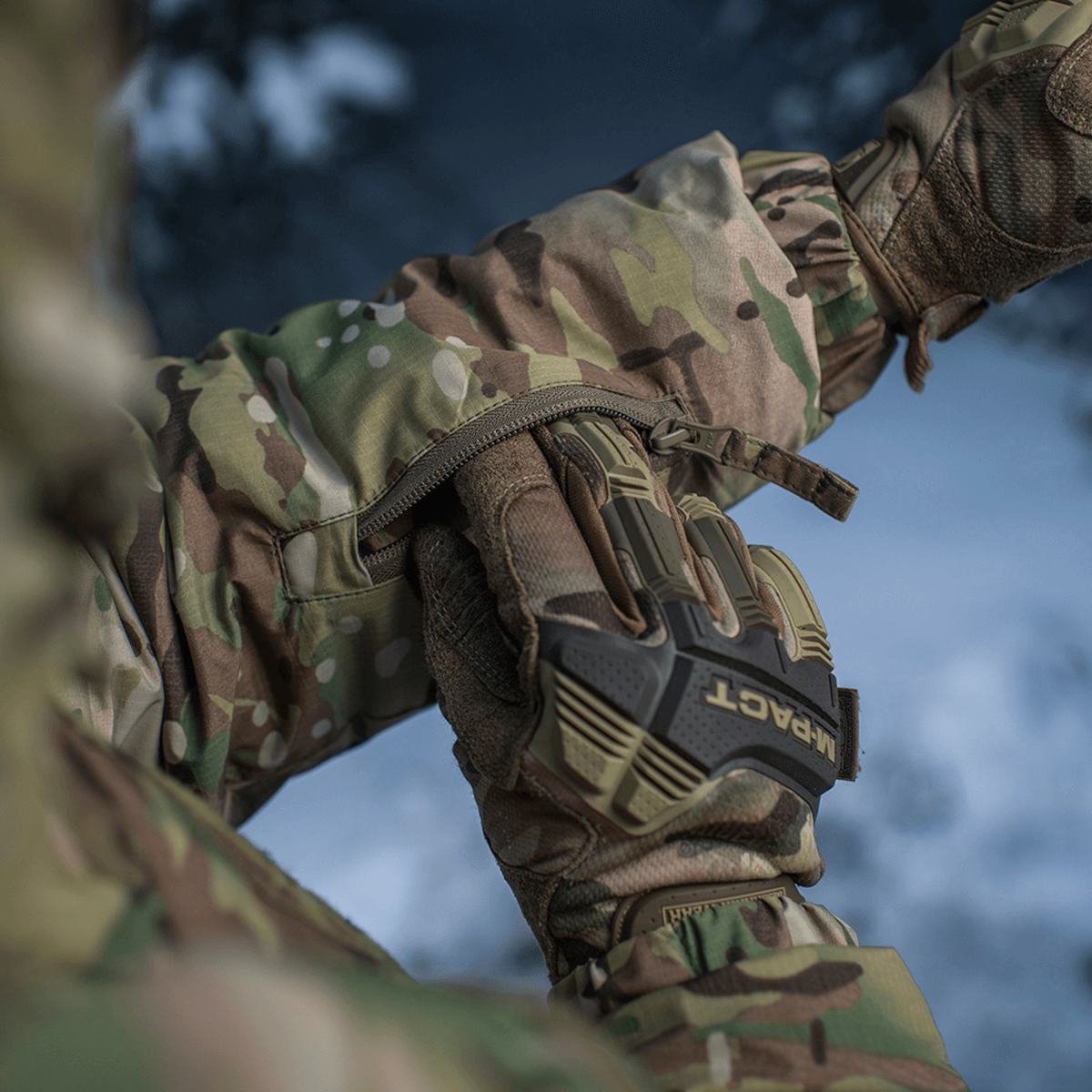 M-Tac Alpha Gen.IV Pro Primaloft Vinterjakke i Multicam-design, der viser slidstærk overflade og detalje af jakkeærme.