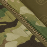 Detalje af M-Tac Alpha Gen.IV Pro Primaloft Vinterjakke med Multicam stof og lynlås.