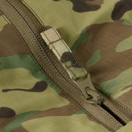 Detalje af lynlås på M-Tac Alpha Gen.IV Pro Primaloft Vinterjakke i Multicam stof, ideel til beskyttelse mod kulde.
