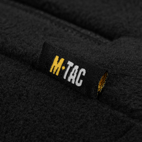 Nærbillede af M-Tac Combat Fleece Jakke Polartec Dame med mærkelogo på sort stof