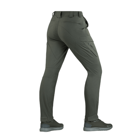 M-Tac Bukser Aggressor Summer Flex Dame i olivengrøn, viser bagfra, komfortable og funktionelle til taktik eller aktiv fritid.