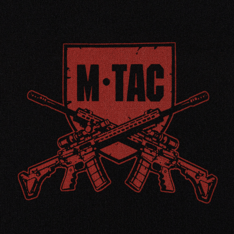 M-Tac logo print med krydsende rifler på sort baggrund, fremvisende brandets militære inspiration og designstil.