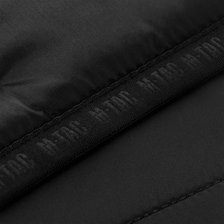 Detaljer af M-Tac Stalker Gen. III Primaloft Jakke i sort, viser M-Tac logo på kanter, perfekt til stilfuld og funktionel beskyttelse.