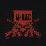 Rødt M-TAC logo med krydsede rifler, en del af M-Tac Hoodie Freedom's militærinspirerede design. Ideel til hverdagsbrug og friluftsliv.