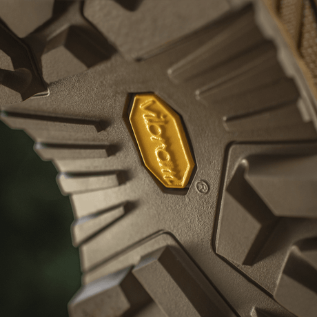 Nærbillede af den patenterede Vibram-sål på M-Tac Sneakers Tactical Demi-Season Pro Line for fremragende greb og holdbarhed.