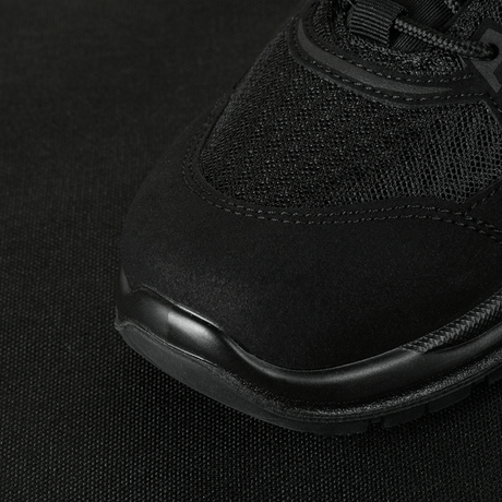 Nærbillede af M-Tac Tactical Sneakers IVA med åndbar mesh overdel og forstærket tå til trekking og outdoor-aktiviteter.