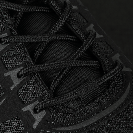 Nærbillede af M-Tac Tactical Sneakers IVA med åndbar mesh og syntetisk nubuck, ideelle til sommer og outdoor brug.