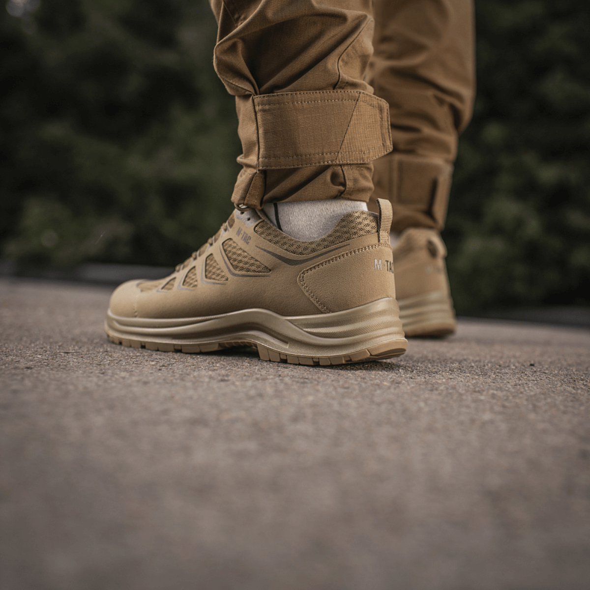 M-Tac Tactical Sneakers IVA på asfalt, lette og ventilerede sko til aktivt brug, ideelle for hverdag og outdoor-aktiviteter.