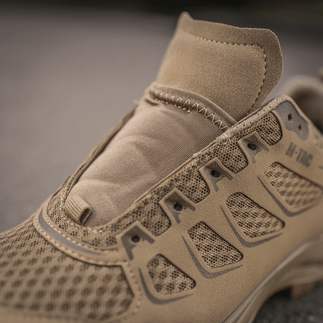 M-Tac Tactical Sneakers IVA i beige med åndbar mesh-overdel og forstærket tå til trekking og outdoor-aktiviteter.