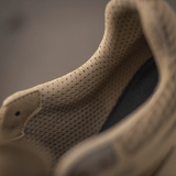 Detaljebillede af M-Tac Tactical Sneakers IVA med åndbar mesh-overdel og syntetisk nubuck for forbedret ventilation og beskyttelse.