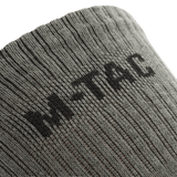 Nærbillede af M-Tac Høje Sokker Mk.2 med fokus på logo, designet til komfort og støtte under trekking og intens aktivitet