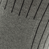 Nærbillede af M-Tac Høje Sokker Mk.2 med termozoner og støddæmpende funktioner til trekking og aktiv brug, grå striktekstur.