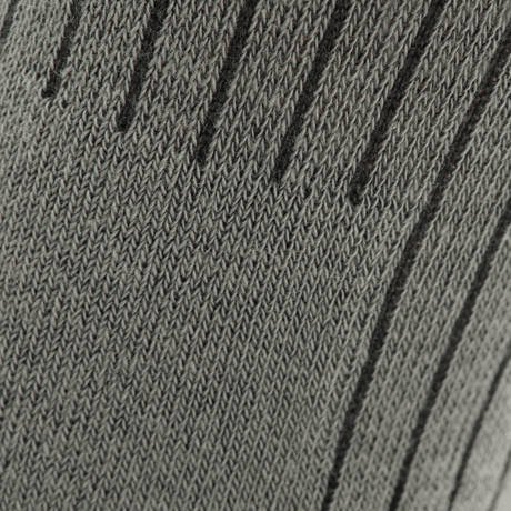 Nærbillede af M-Tac Høje Sokker Mk.2 med termozoner og støddæmpende funktioner til trekking og aktiv brug, grå striktekstur.