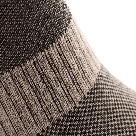 Nærbillede af M-Tac Høje Sokker Mk.2 med termozoner og bred manchet, der sikrer maksimal komfort og støtte under trekking.