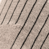 Nærbillede af tekstur og strikdetaljer på M-Tac Høje Sokker Mk.2 for støtte og komfort under trekking.