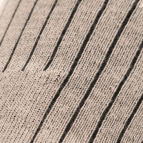 Nærbillede af tekstur og strikdetaljer på M-Tac Høje Sokker Mk.2 for støtte og komfort under trekking.