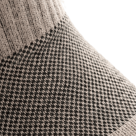 Nærbillede af M-Tac Høje Sokker Mk.2 med elastisk manchet og detaljeret vævning for maksimal støtte og komfort under aktivitet.