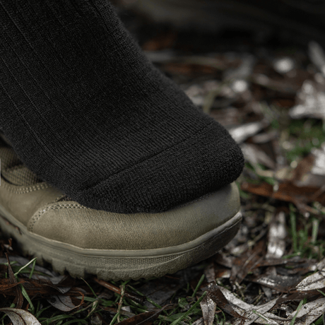 M-Tac Sokker Winter Wool i brug på vinterstøvle, ideel til kolde sæsoner. Merinould giver maksimal varme og komfort, uden at glide.
