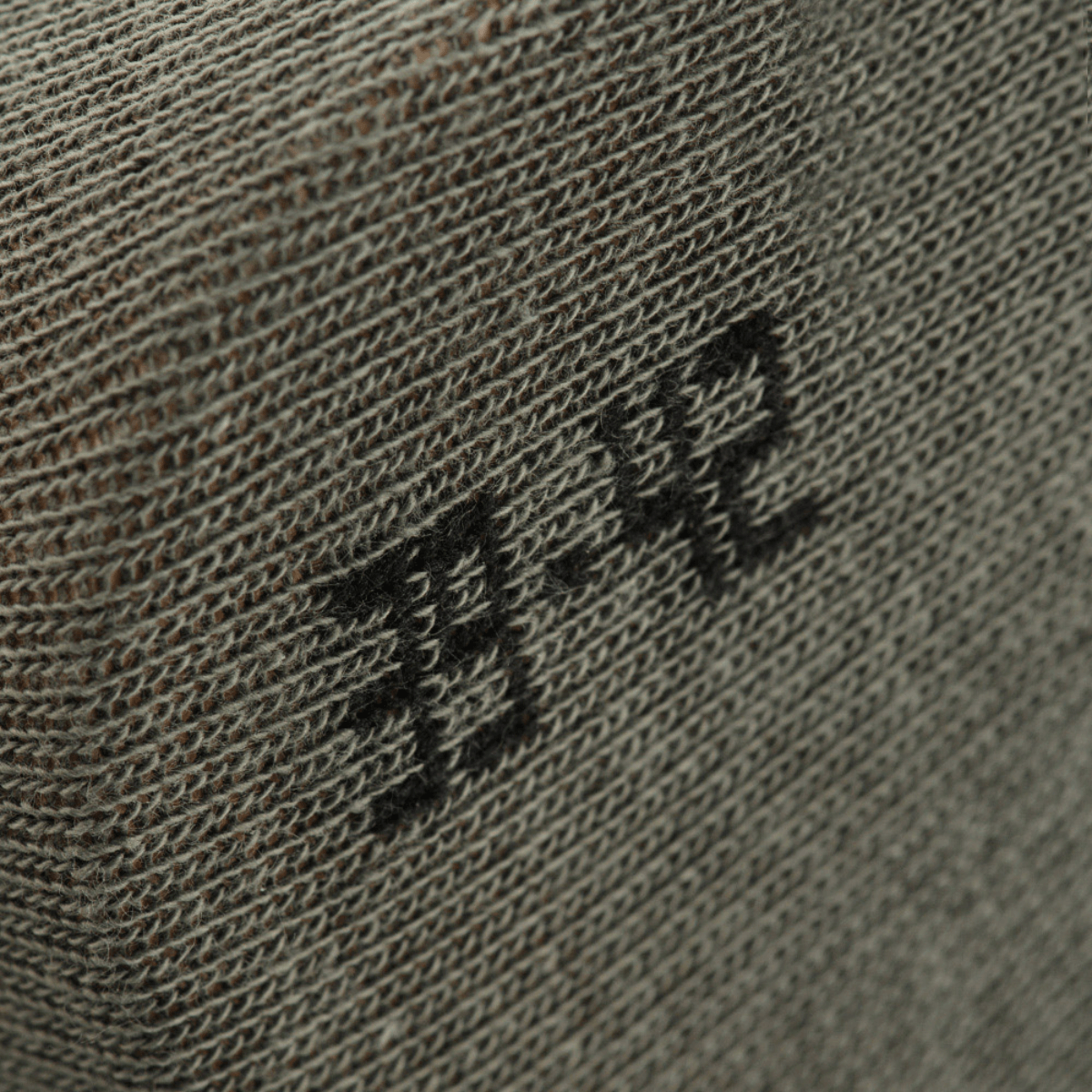 Nærbillede af M-Tac Letvægtssokker Mk.3 med kinesiske symboler strikket i stoffet