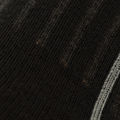 Struktur af M-Tac Letvægtssokker Mk.3 i sort med ergonomiske detaljer for trekking og komfort, åndbart materiale, tæt på visning.