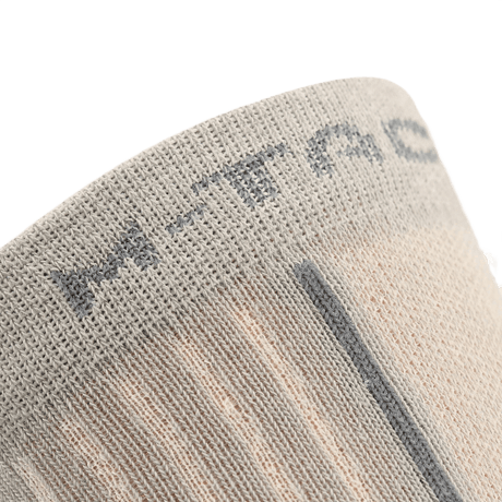 Nærbillede af M-Tac Letvægtssokker Mk.3, som viser den tynde konstruktion til trekking og sommerbrug.