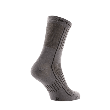 M-Tac Letvægtssokker Mk.3 i grå farve med ergonomisk design og åndbare materialer, ideelle til trekking og daglig brug.