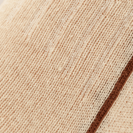 Nærbillede af M-Tac Letvægtssokker Mk.3 i beige, viser åndbart materiale og ergonomisk design for komfortabel trekking og daglig brug.