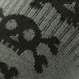 Nærbillede af designet på M-Tac Letvægtssokker Mk.3 Pirate Skull, komfortable trekkingsokker til sommerbrug med piratmotiv.