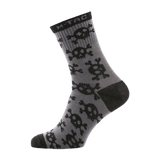 M-Tac Letvægtssokker Mk.3 Pirate Skull i grå med pirat kranie design, perfekte til sommertrekking og hverdagsbrug.