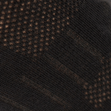 Nærbillede af M-Tac Let Sportsokker materiale, der viser åndbart stof i sort. Perfekt til løb og udendørs aktiviteter i varmt vejr.