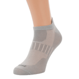 M-Tac Let Sportsokker til løb og udendørsaktiviteter, åndbart materiale, komfort og ergonomi, kort sok design vises på model.