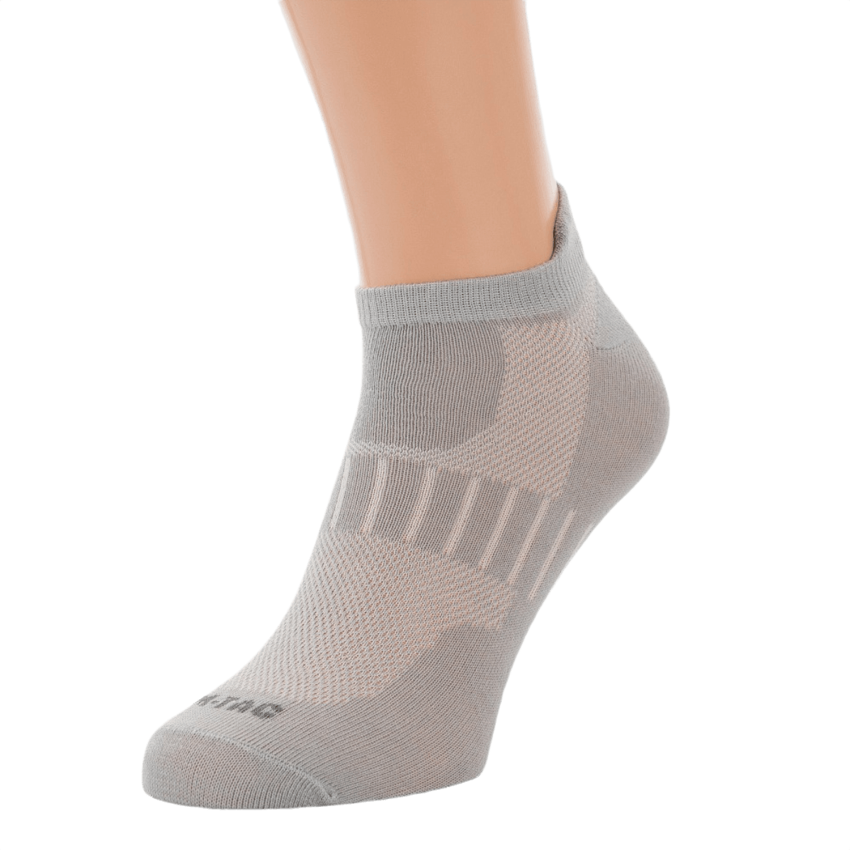 M-Tac Let Sportsokker til løb og udendørsaktiviteter, åndbart materiale, komfort og ergonomi, kort sok design vises på model.