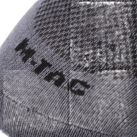 Nærbillede af M-Tac Let Sportsokker i åndbart materiale, ideel til løb og udendørsaktiviteter, med ergonomisk design og tætsiddende elastisk kant.