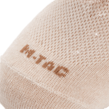 Nærbillede af M-Tac Let Sportsokker viser det åndbare materiale og logo, ideel til løb og sport.