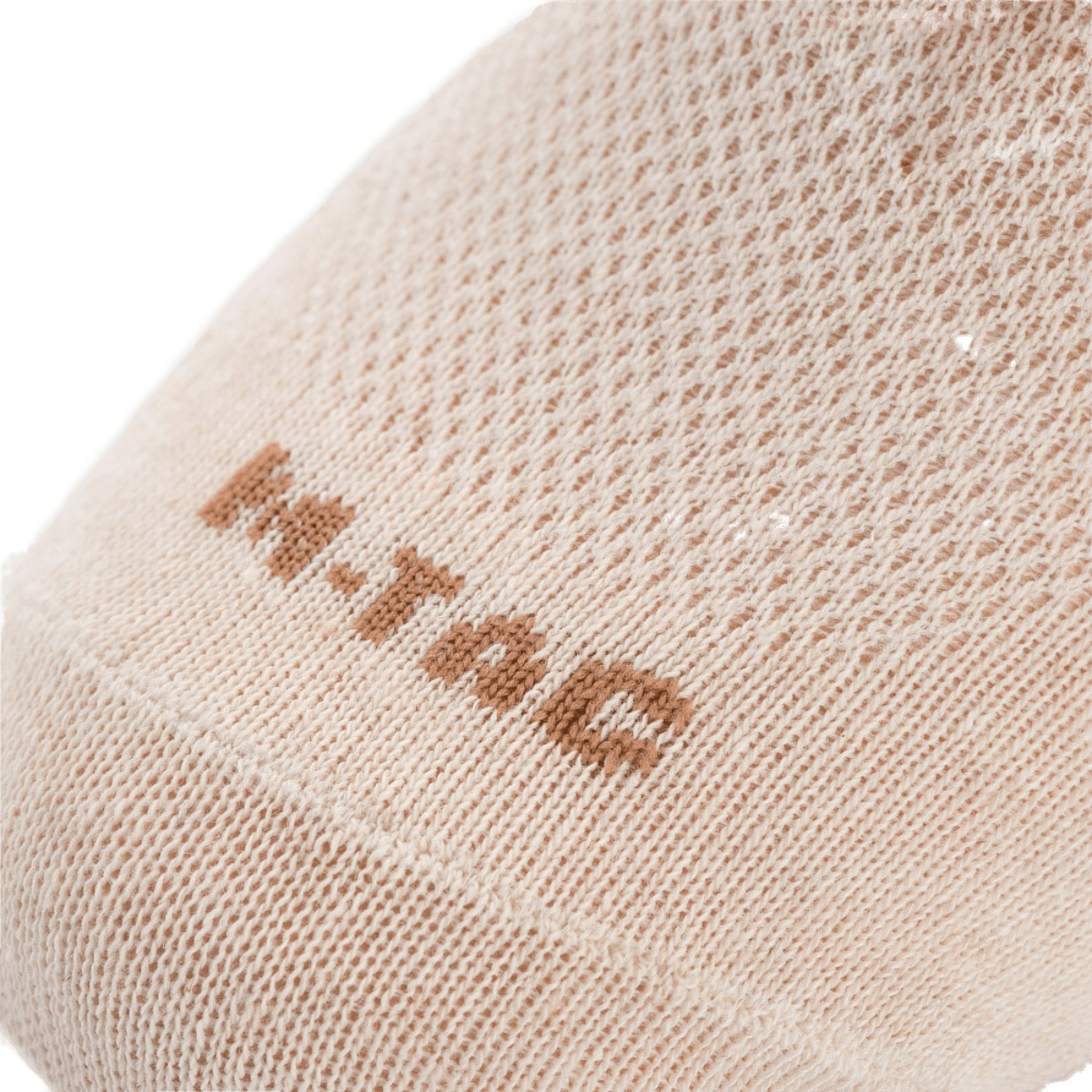 Nærbillede af M-Tac Let Sportsokker viser det åndbare materiale og logo, ideel til løb og sport.