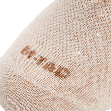 Nærbillede af M-Tac Let Sportsokker viser det åndbare materiale og logo, ideel til løb og sport.